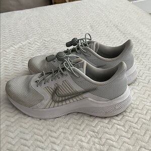 Nike Women's Light Gray downshifter shoe.